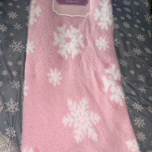 Twilight town, Christmas, pink and white snowflake fuzzy blanket